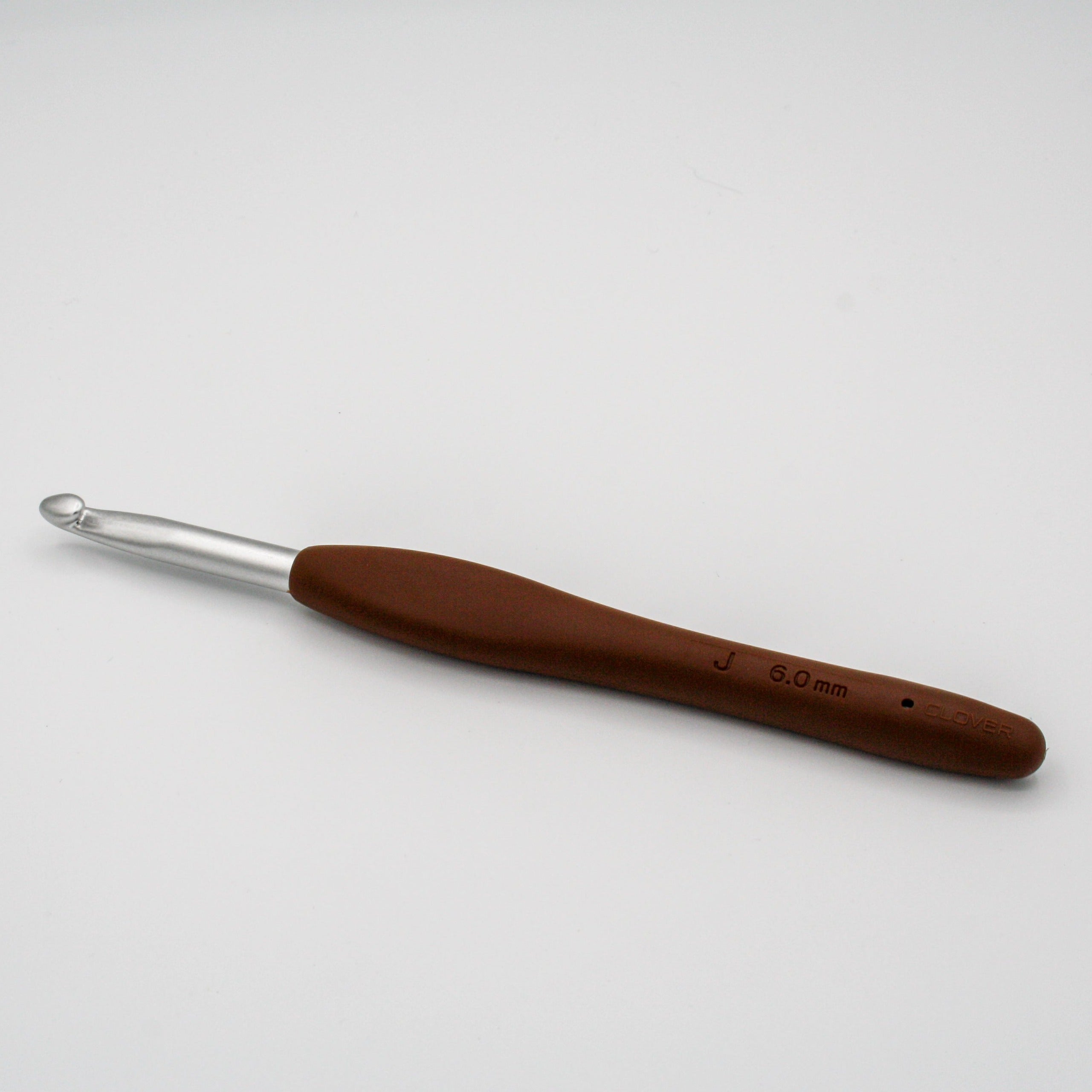 clover amour crochet hook in size 6mm. Aluminium hook with brown ergonomic handle for comfortable grip and use.