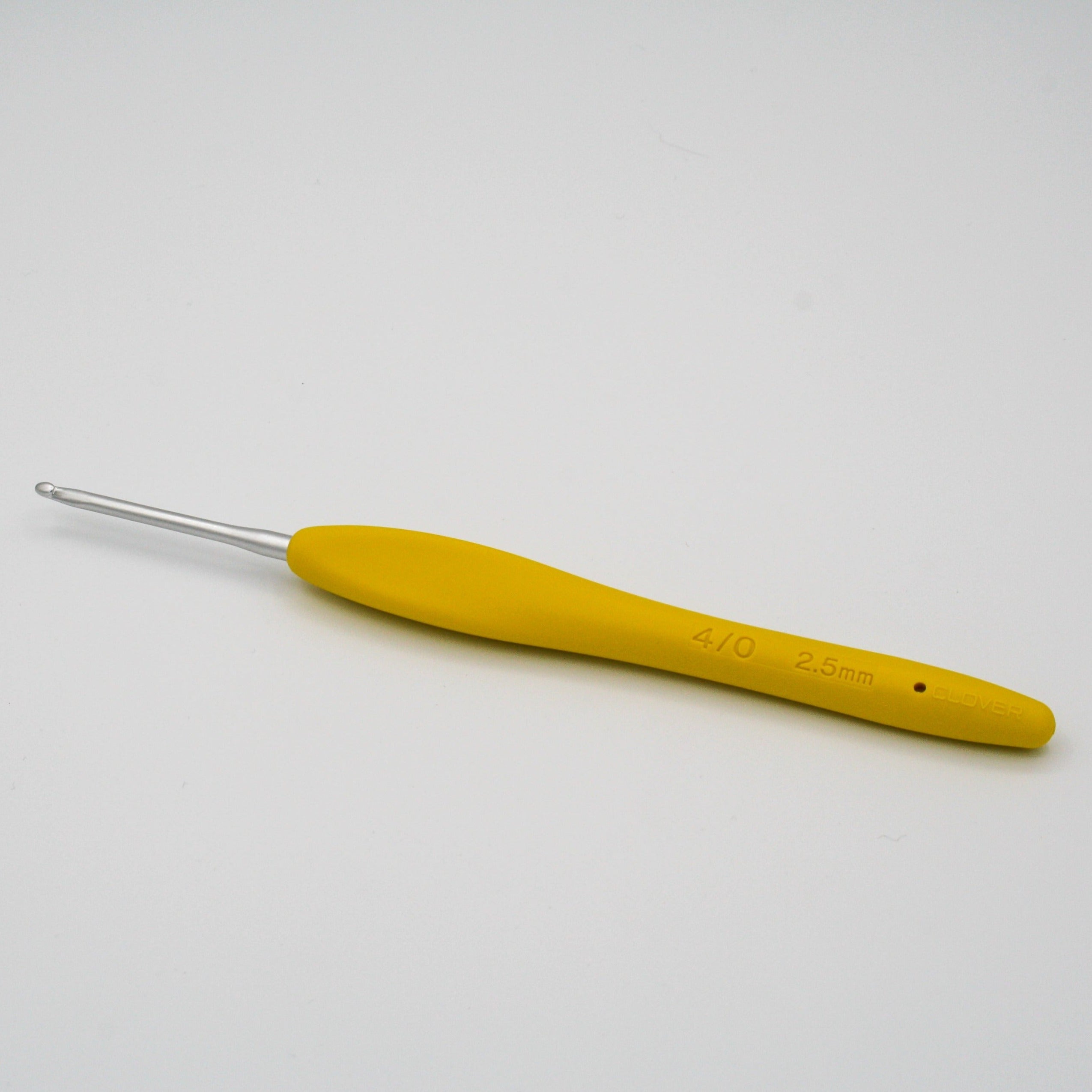 clover amour crochet hook in size 2.5mm. Aluminium hook with yellow ergonomic handle for comfortable grip and use.