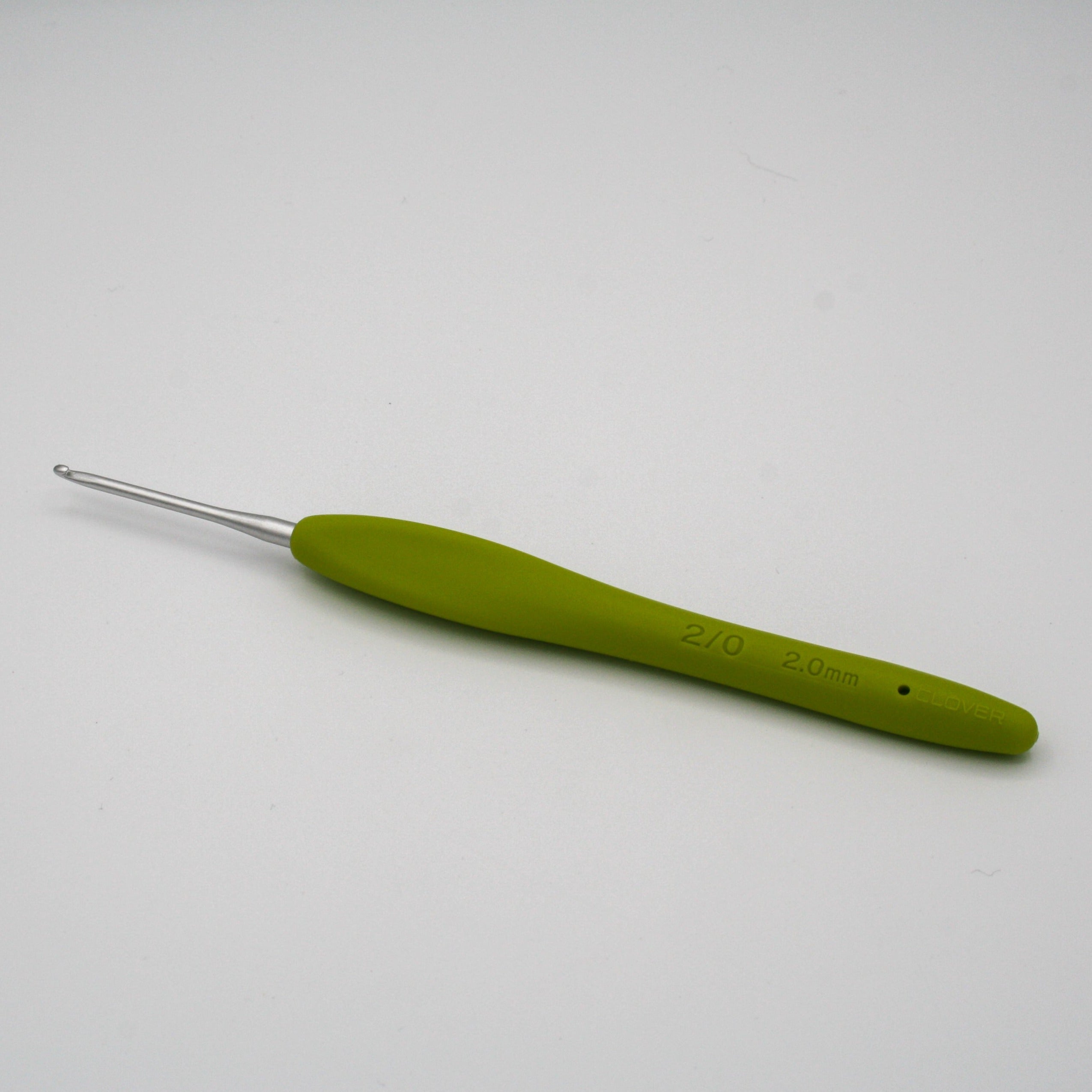 clover amour crochet hook in 2mm. Aluminium hook with green ergonomic handle for comfortable use