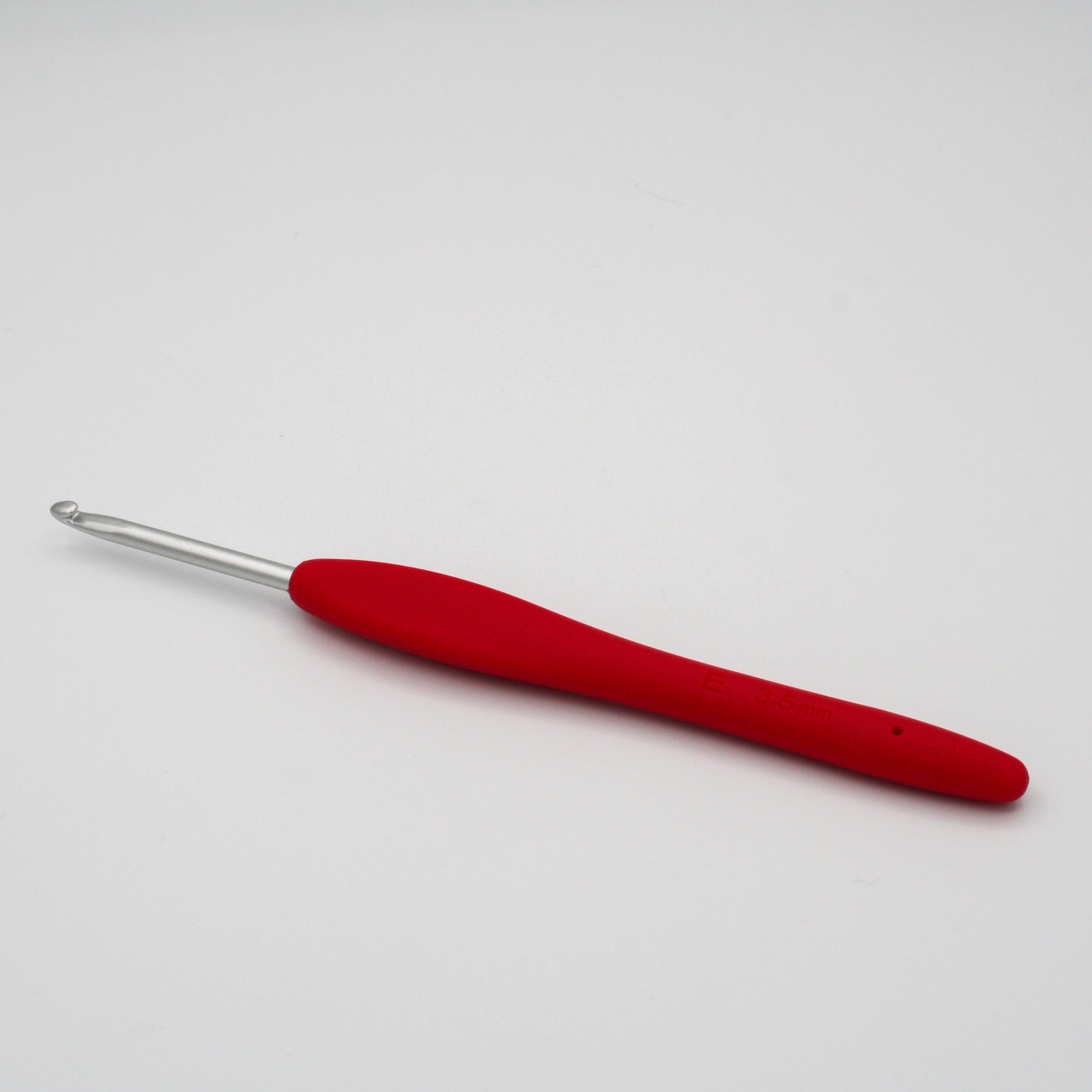 clover amour crochet hook in size 3.5mm. Aluminium hook with red ergonomic handle for comfortable grip and use.
