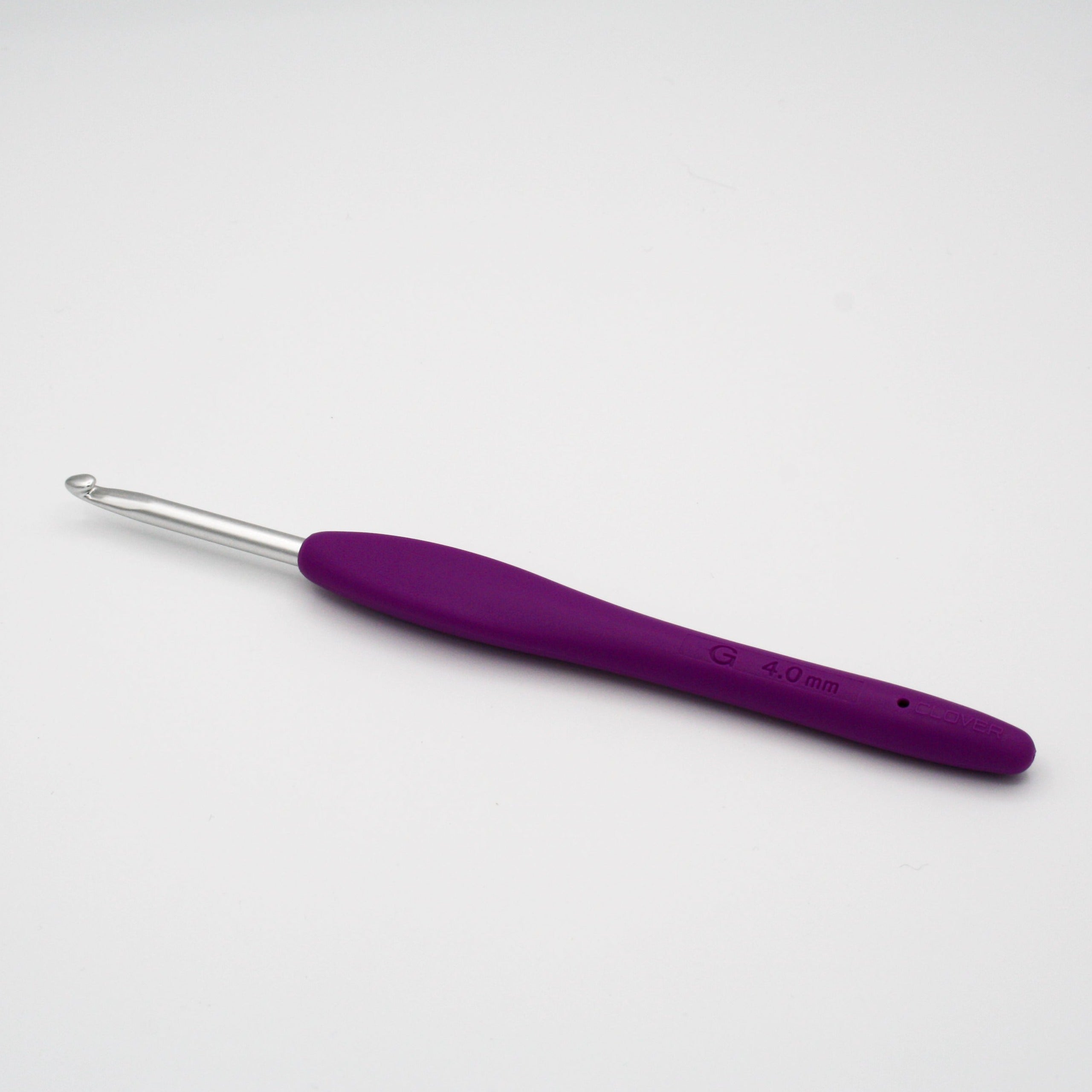 clover amour crochet hook in size 4mm. Aluminium hook with purple ergonomic handle for comfortable grip and use.