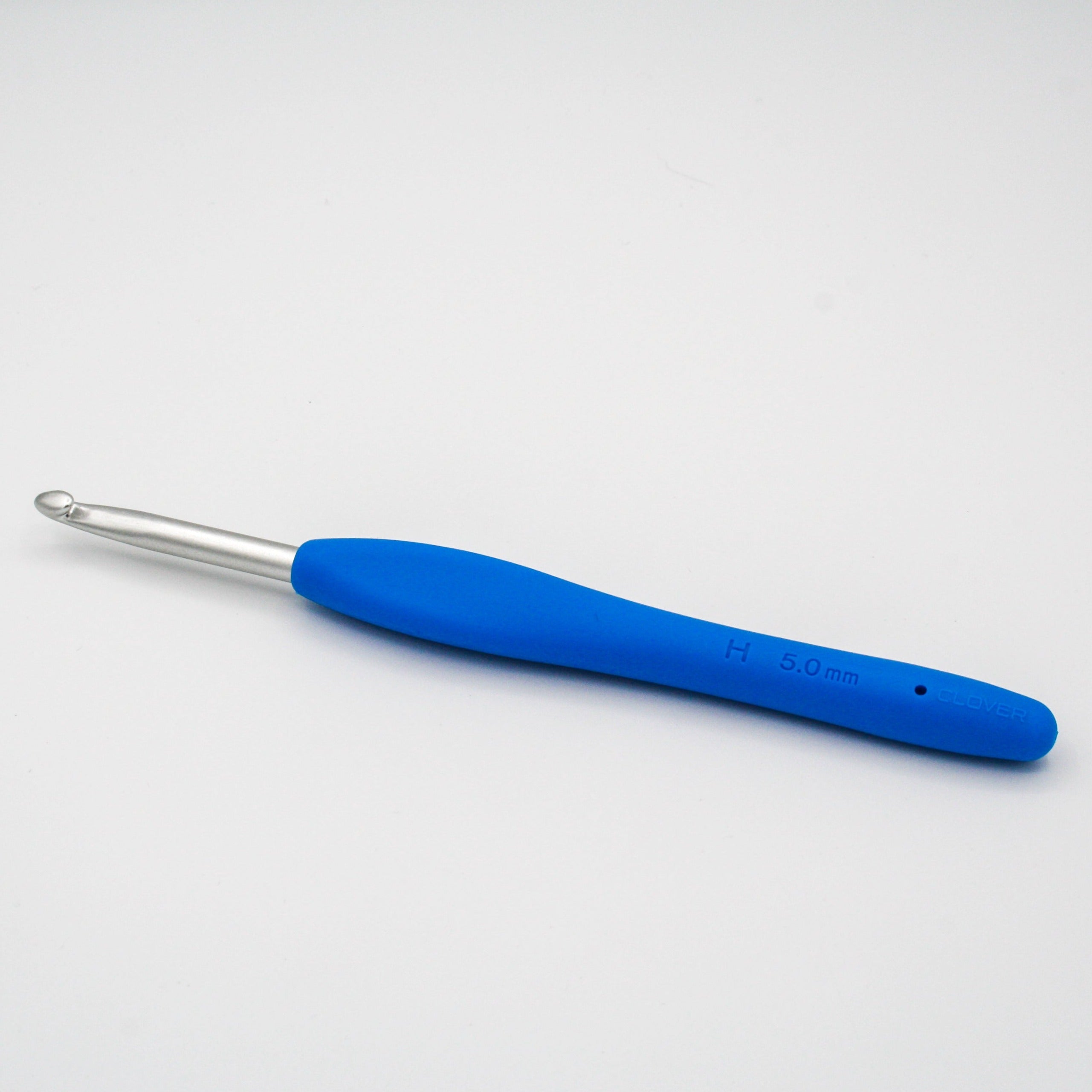 clover amour crochet hook in size 5mm. Aluminium hook with blue ergonomic handle for comfortable grip and use.