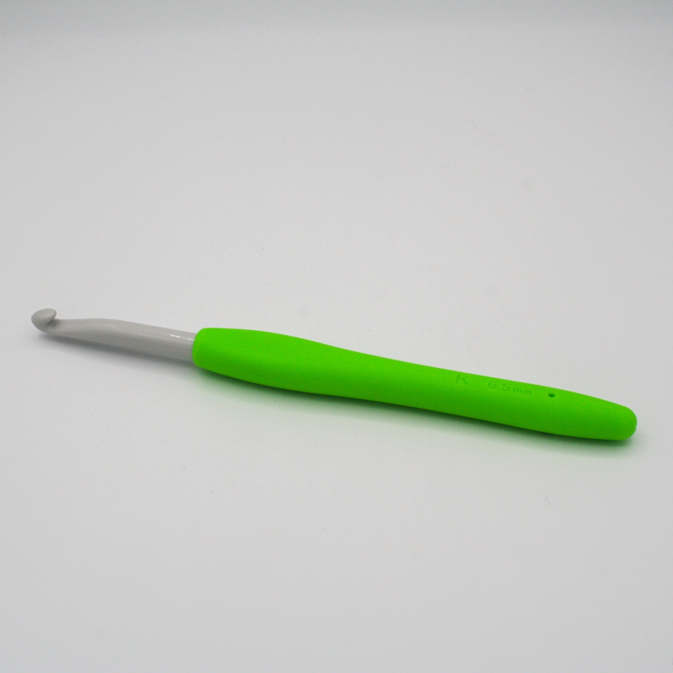clover amour crochet hook in size 6.5mm. Plastic hook with green soft ergonomic handle for comfortable grip and use.
