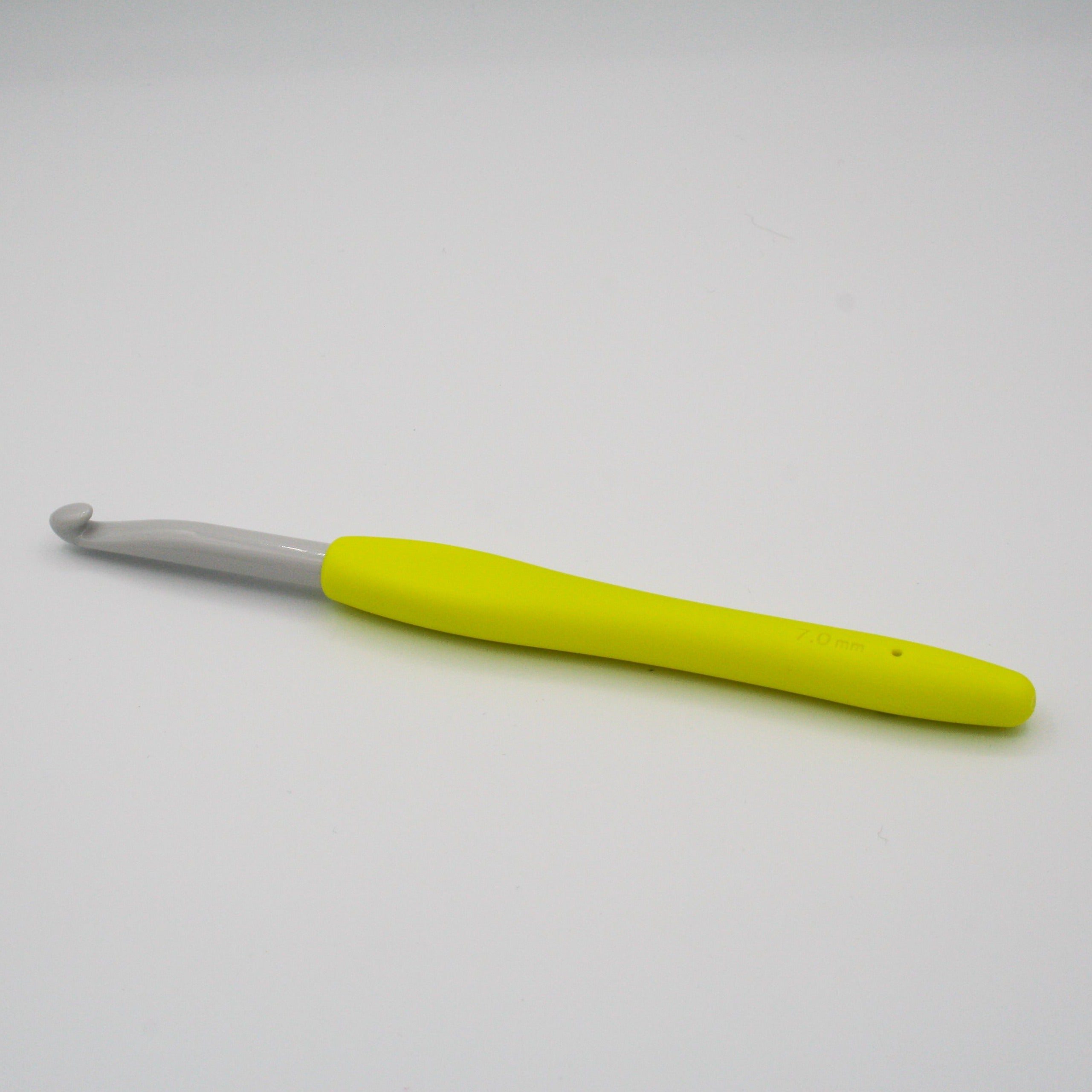 clover amour crochet hook in size 7mm. Plastic hook with yellow soft ergonomic handle for comfortable grip and use.