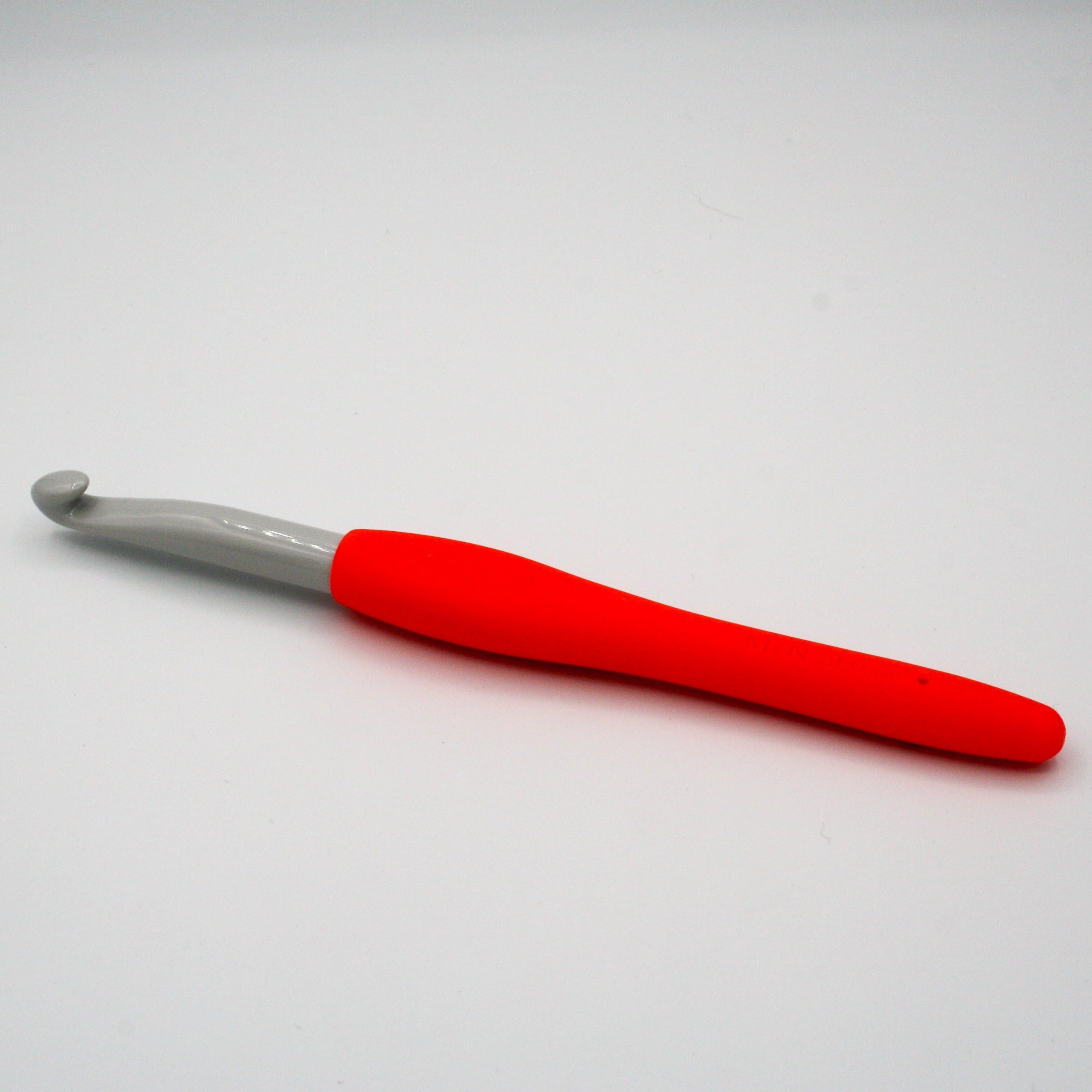 clover amour crochet hook in size 9mm. Plastic hook with reds soft ergonomic handle for comfortable grip and use.