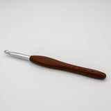 clover amour crochet hook in size 6mm. Aluminium hook with brown ergonomic handle for comfortable grip and use.