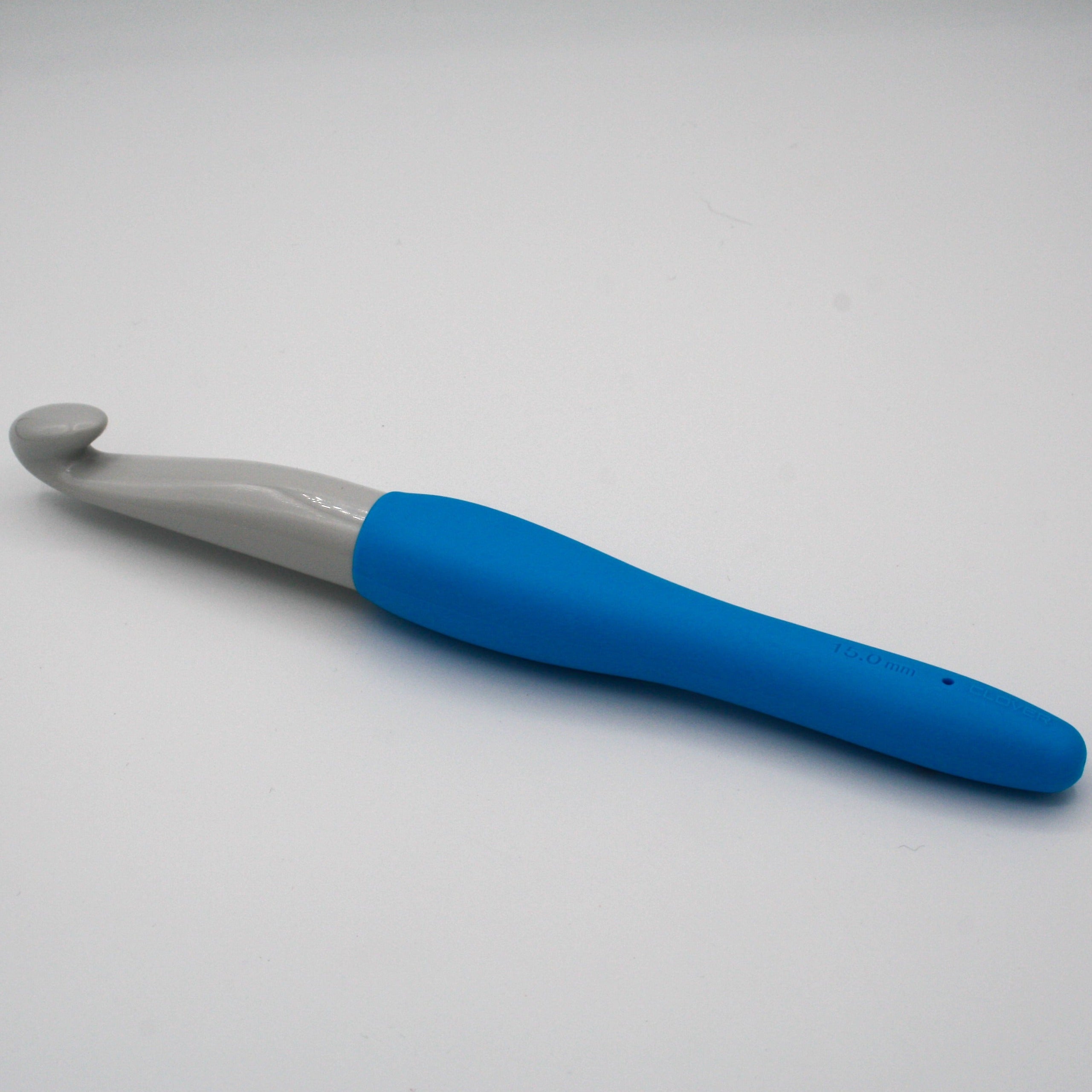 clover amour crochet hook in size 15mm. Plastic hook with blue soft ergonomic handle for comfortable grip and use.