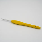 clover amour crochet hook in size 2.5mm. Aluminium hook with yellow ergonomic handle for comfortable grip and use.