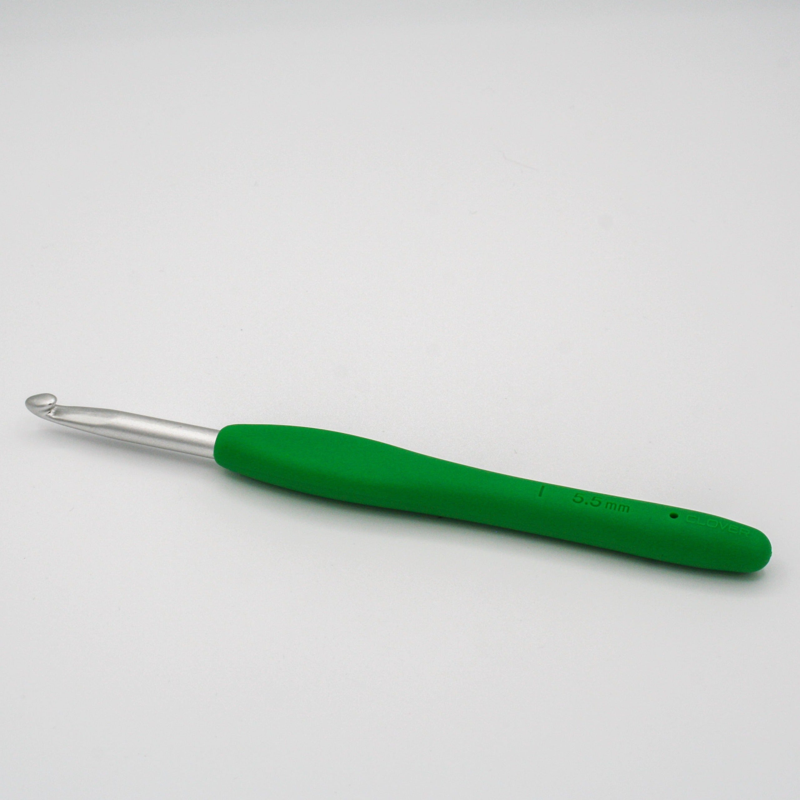 clover amour crochet hook in size 5.5mm. Aluminium hook with green ergonomic handle for comfortable grip and use.