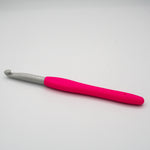 clover amour crochet hook in size 8mm. Plastic hook with pink soft ergonomic handle for comfortable grip and use.