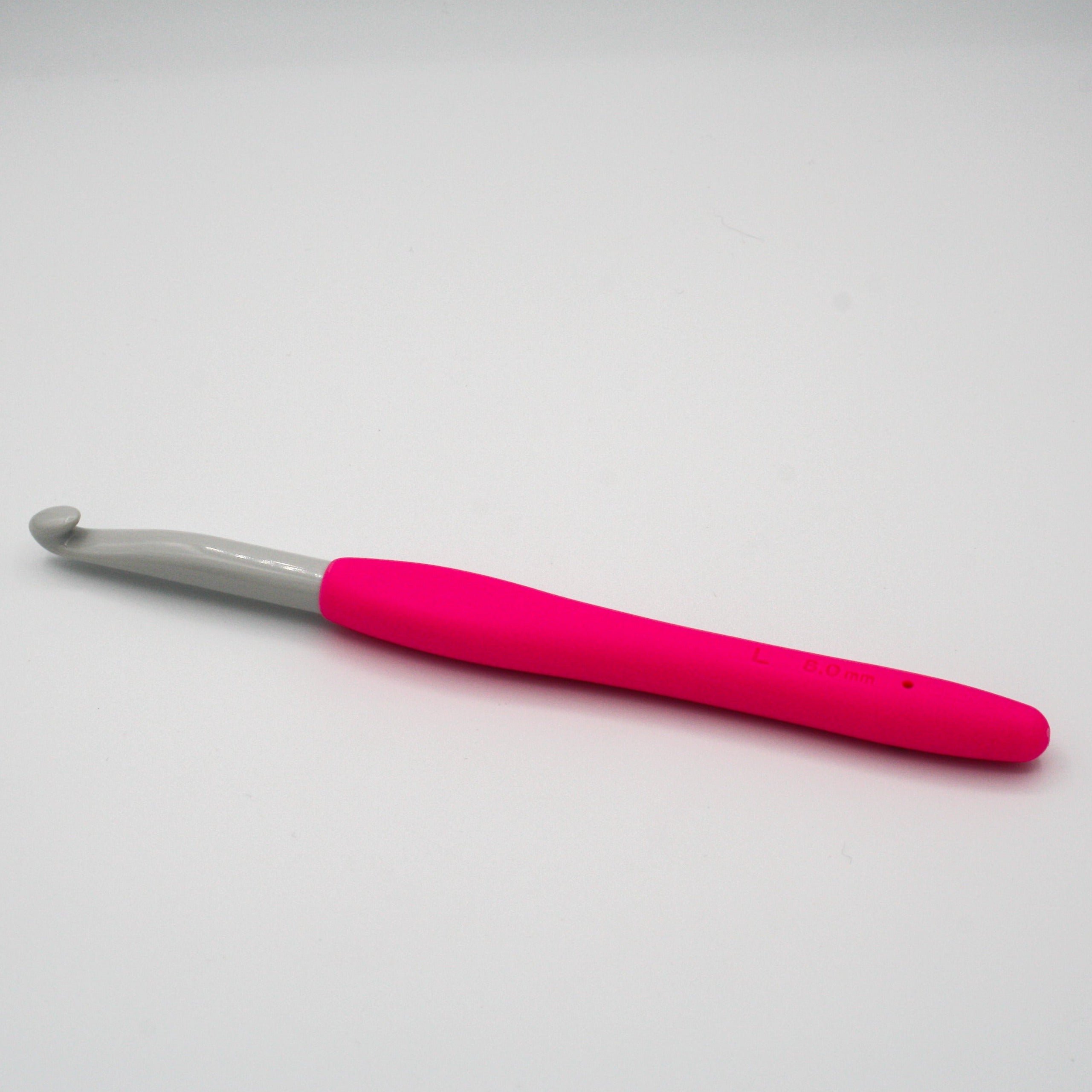 clover amour crochet hook in size 8mm. Plastic hook with pink soft ergonomic handle for comfortable grip and use.