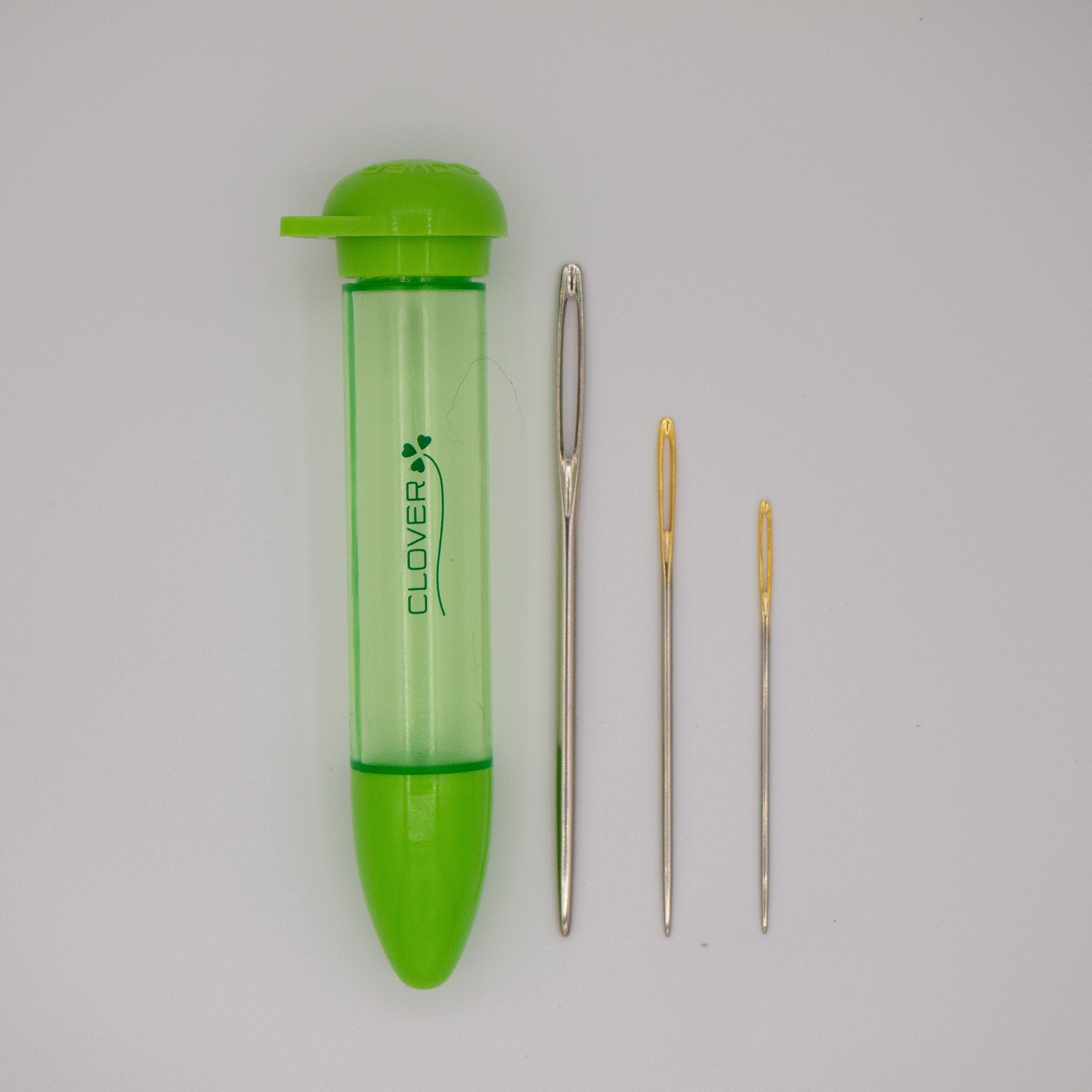 Clover chibi darning needle set. Includes three metal darning needles of different sizes and green storage tube.