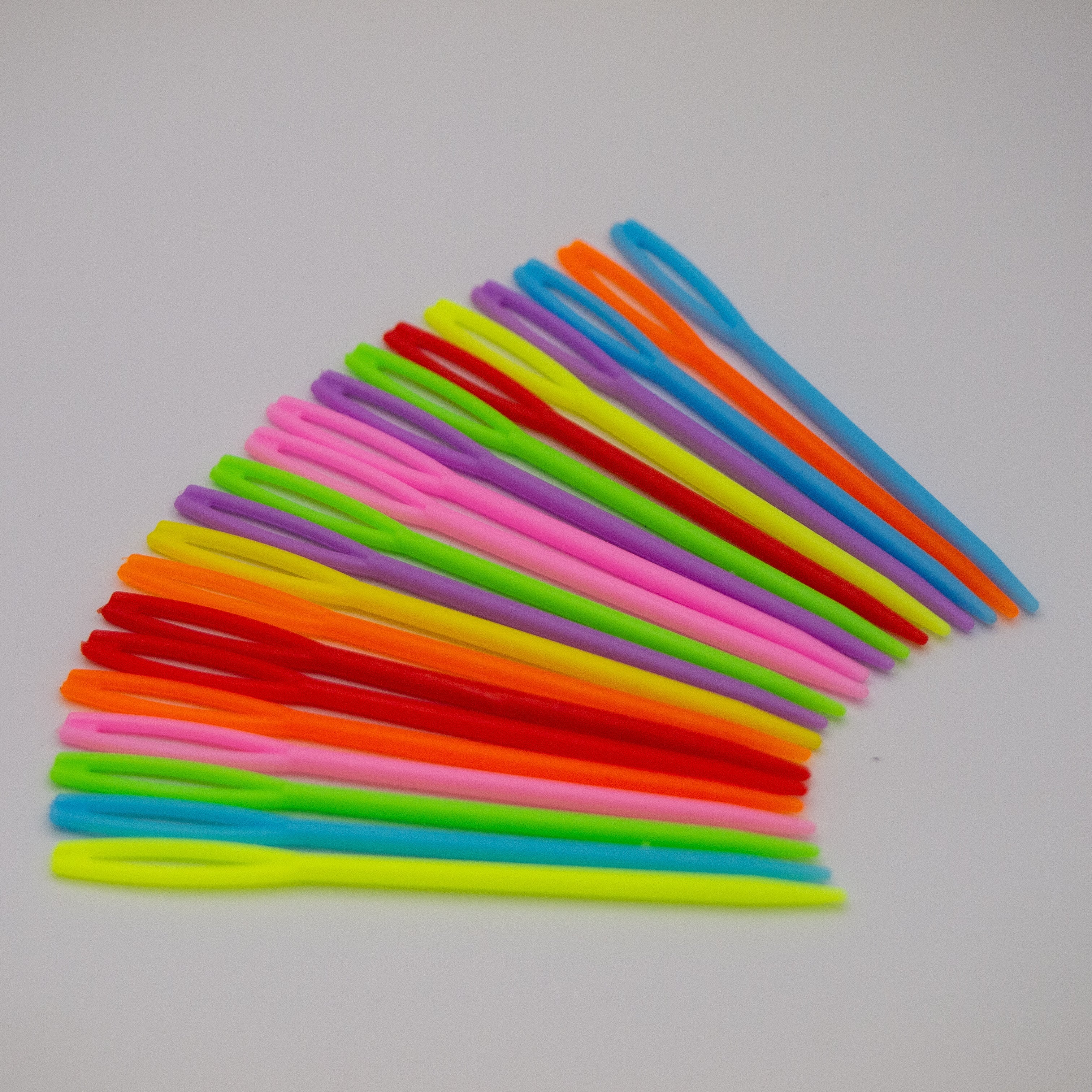 Plastic darning needle set of 20 pieces. Perfect for sewing all yarn sizes including super bulky. Assorted colours
